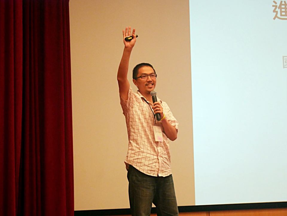 嘉義大學蔡若詩教授展示以「賞鳥者」為出發設計的「eBird」，視覺化頁面設計，讓使用者更清楚的觀看物種分布區域，並隨時下載作為研究資料 (國家公園網站編輯小組提供)
