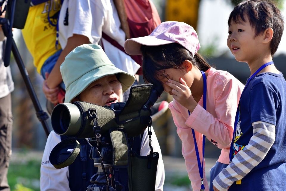 Visitors can birdwatch with binoculars and listen to the ecological descriptions provided by the tour guides.
