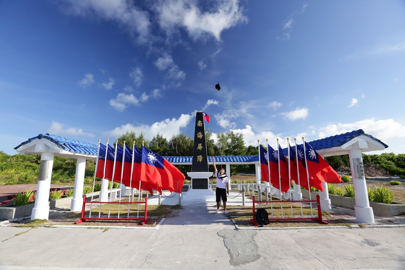 南海屏障碑前拋畢業帽
