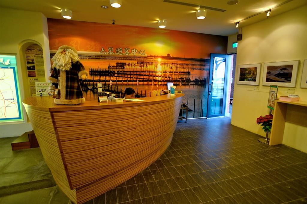 六孔遊客中心櫃檯(台江國家公園管理處提供)
