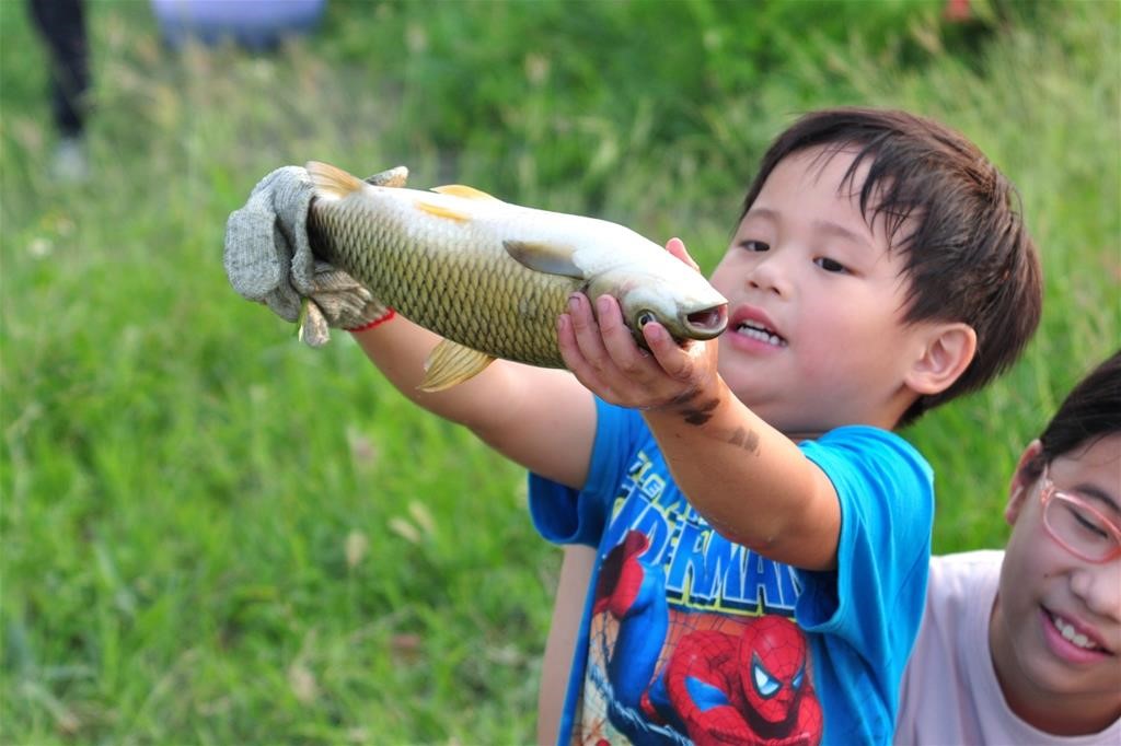 親子享受在魚塭釣虱目魚的樂趣 (台江國家公園管理處提供)
