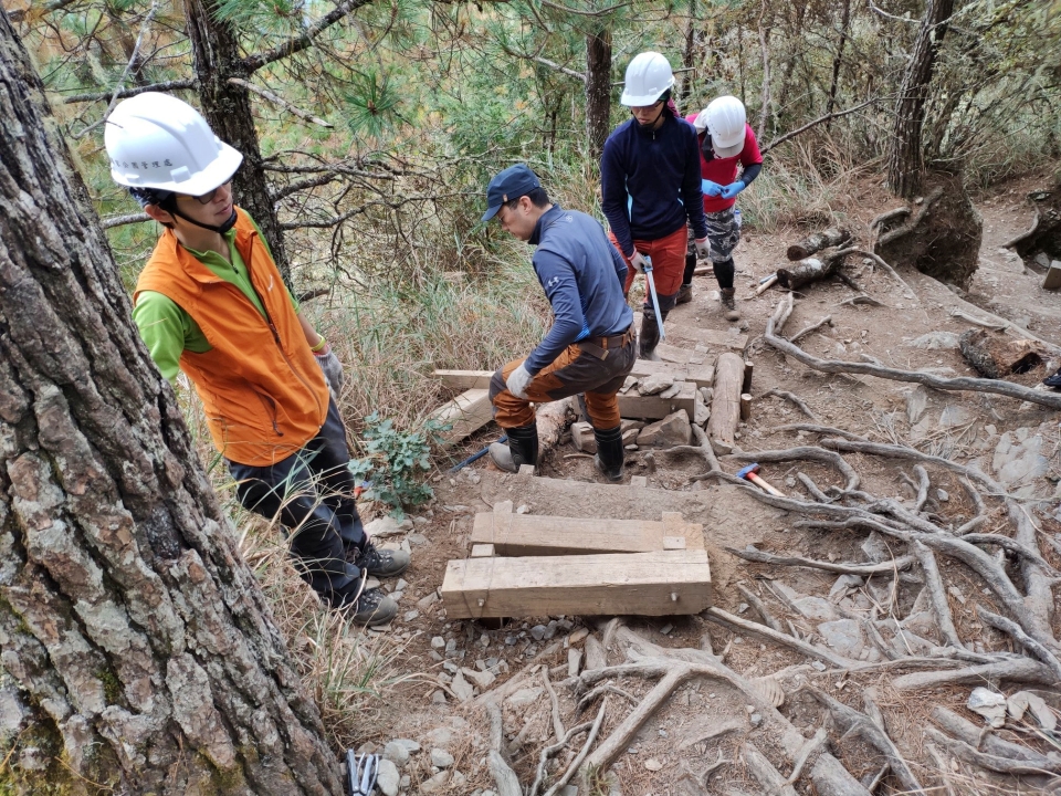 手作步道修復相當耗時費工，一天約7~8名志工同心協力，製作階高、階深均符合人體工學的步道，一天僅能修復10公尺(雪霸國家公園管理處提供)
