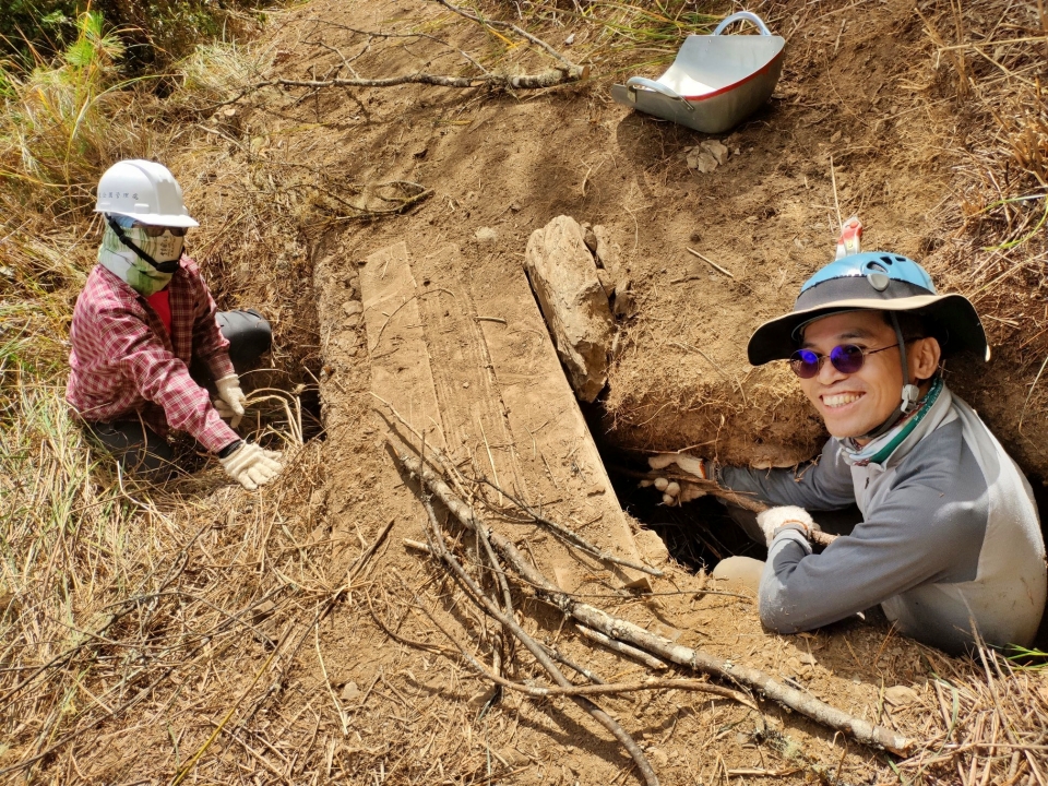 遇到土壤沖蝕深溝，還需拿材料填坑，避免沖蝕狀況加劇(雪霸國家公園管理處提供)

