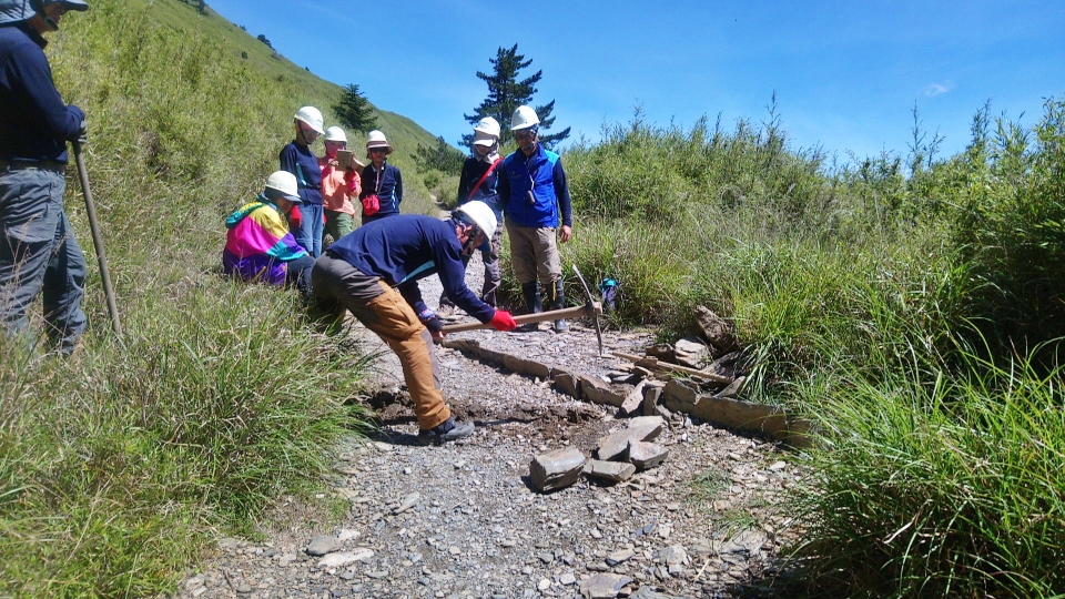 由指導志工進行施作工法説明與示範(太魯閣國家公園管理處提供)
