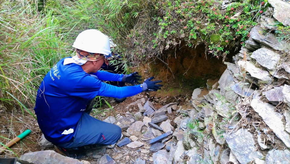 發現下邊坡沖蝕洞，準備進行砌石護坡(太魯閣國家公園管理處提供)
