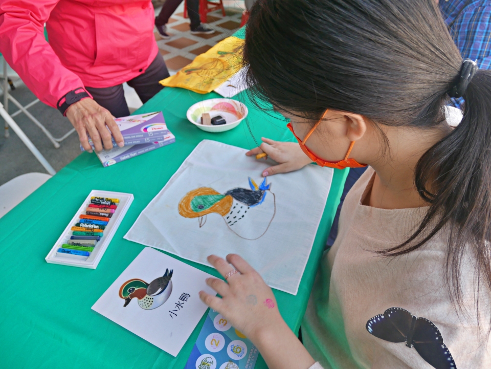 墾管處的攤位讓遊客親手繪製龍鑾潭常見的水鳥(國家公園網站編輯小組提供)