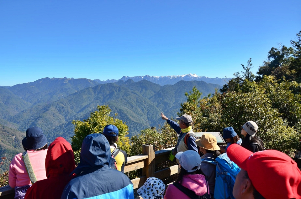 眾人從榛山頂眺望聖稜積雪，本圖為資料照片(雪霸國家公園管理處提供)
