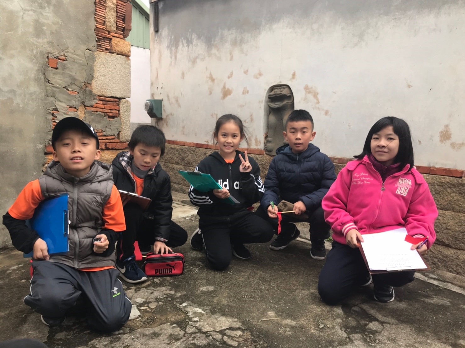 尋找風獅爺活動過程中，邀請小學生畫下心目中的風獅爺形象，搭配簡易手動測風，親身感受風從哪裡來(金門國家公園管理處 解說教育課提供)