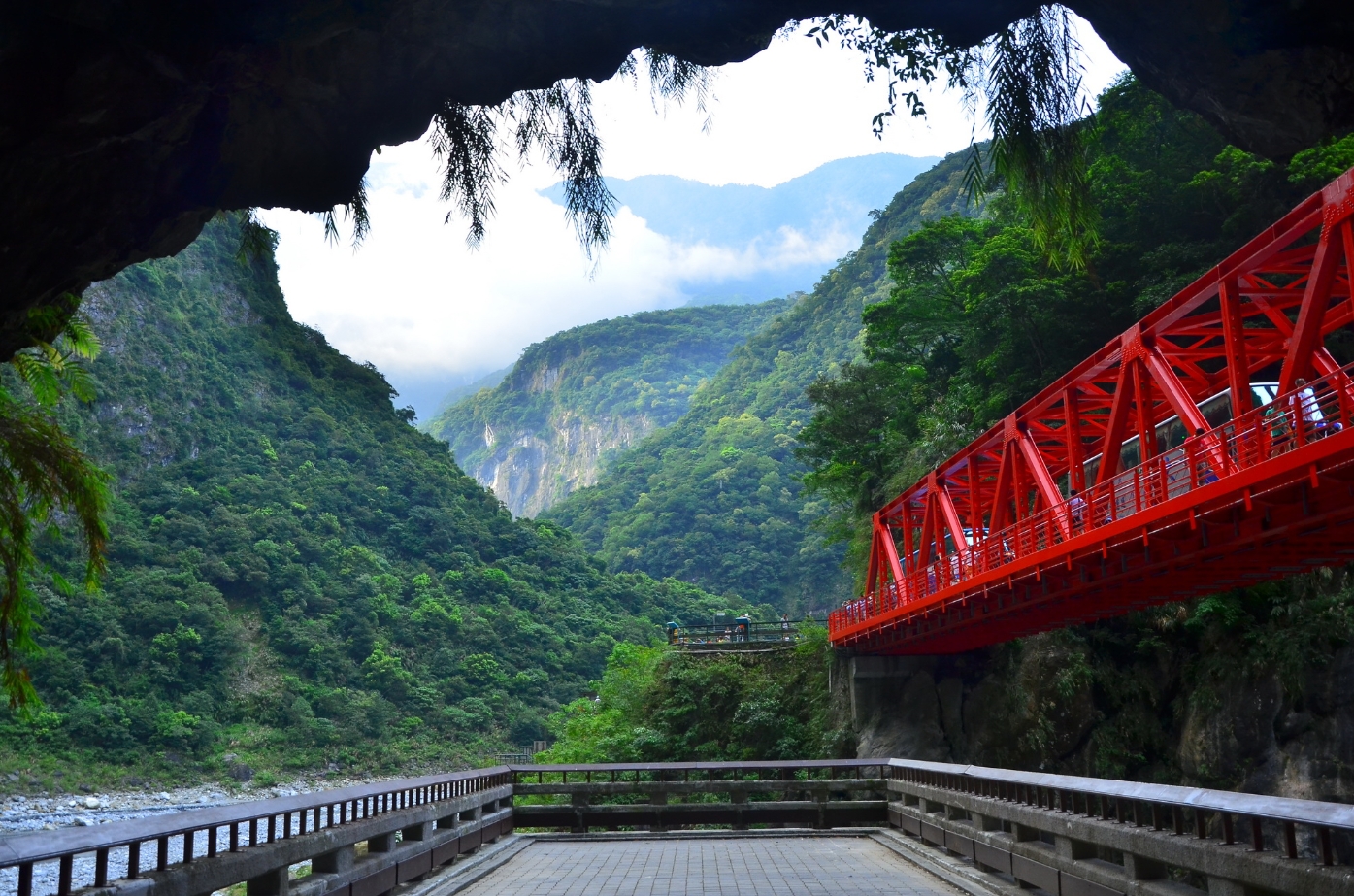 彌陀巖外的水泥橋臺及長春橋(太魯閣國家公園管理處提供)
