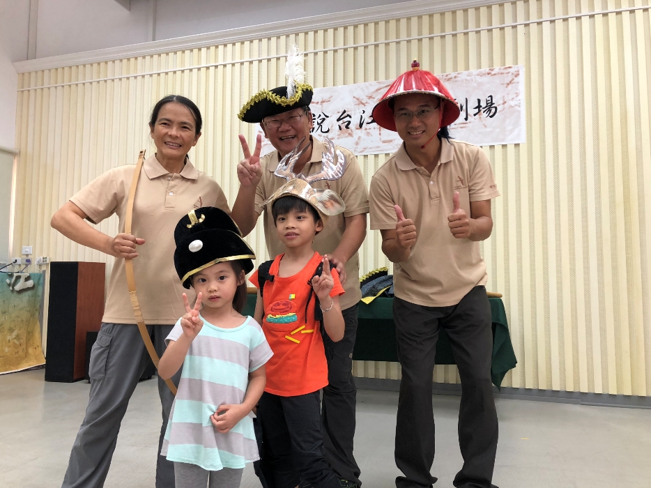 「戲說台江」歷史劇場活動民眾與演員們合影留念 (台江國家公園管理處提供)
