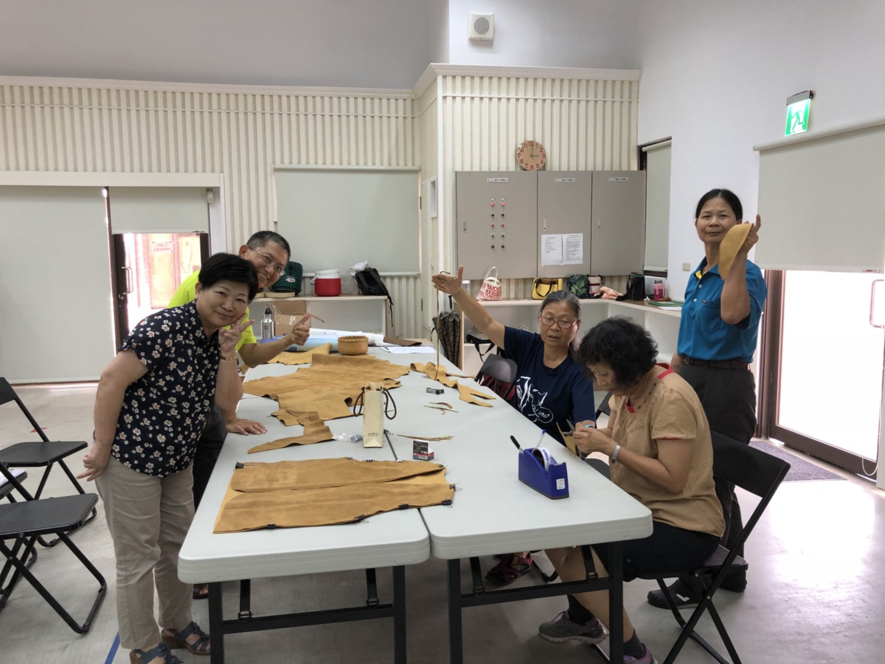 志工們與專業老師一同手作「戲說台江」歷史劇場之道具(台江國家公園管理處提供)
