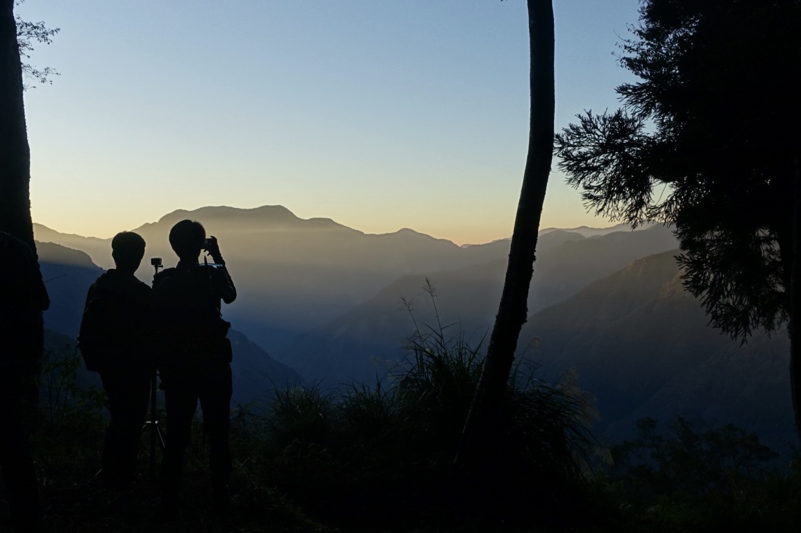 《迴轉生命的脈動~玉山南橫行》生態組拍攝現場，圖為早晨拍攝南部園區的側寫鏡頭(玉山國家公園管理處提供) 
