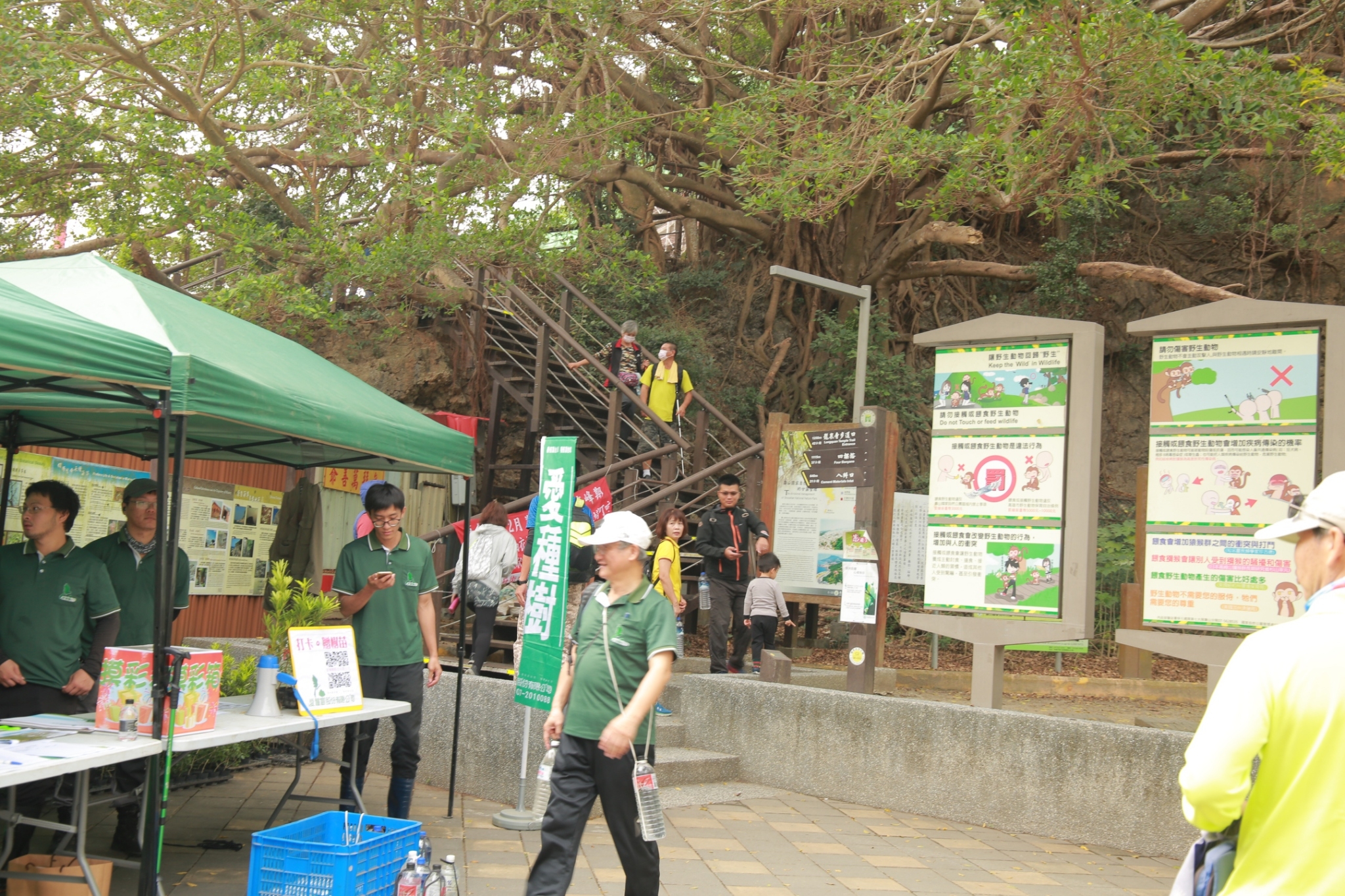 園區出入口人潮聚集處設立人猴如何和平共處的告示牌(國家自然公園管理處提供 本圖為資料照片，非近期拍攝)
