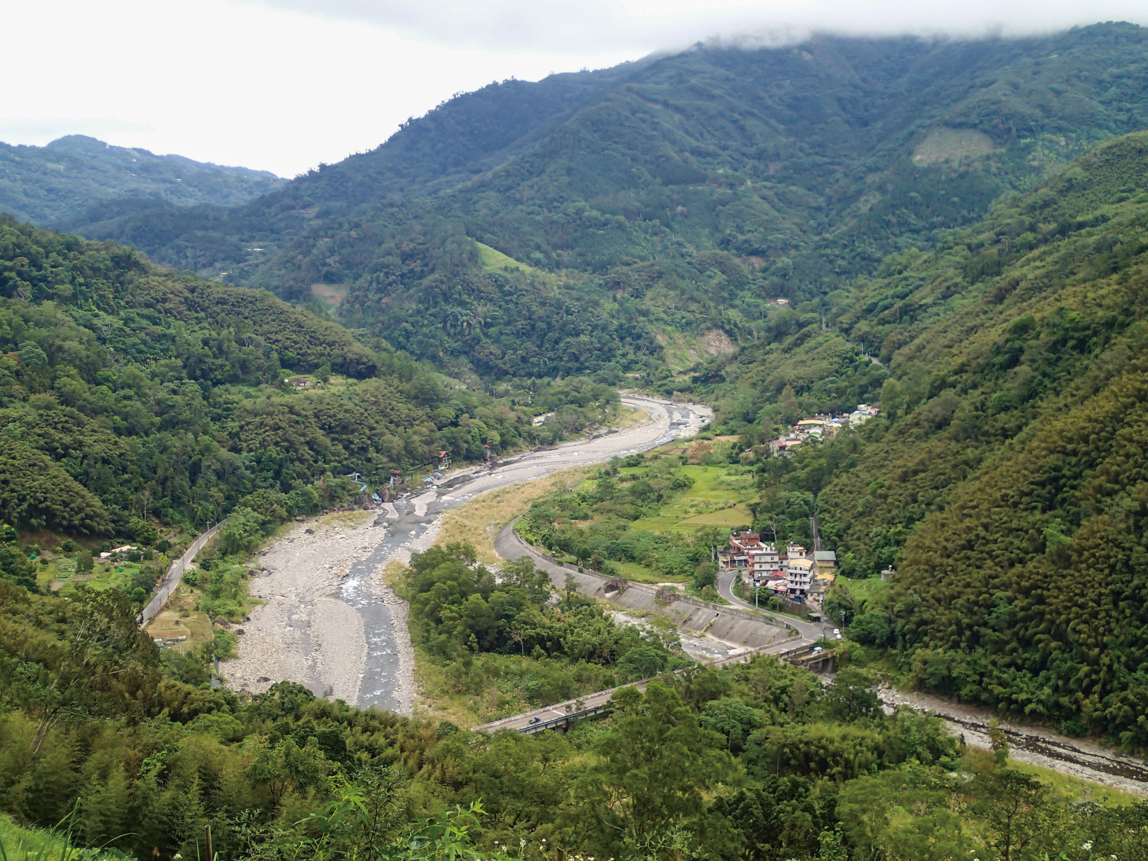 往白蘭產業道路上遠眺上坪溪及花園部落(雪霸國家公園管理處提供)