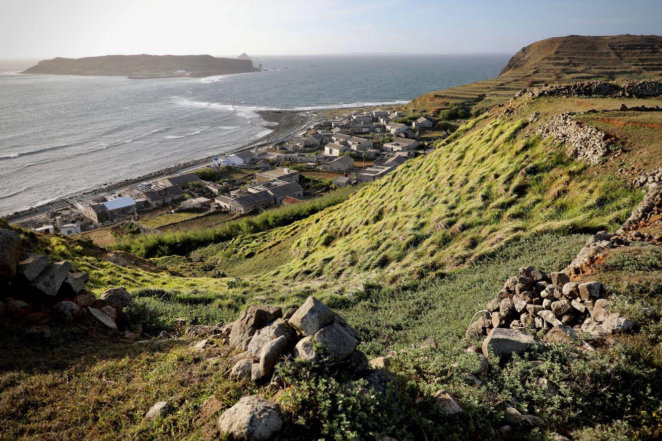 東嶼坪嶼前山步道欣賞聚落與遠眺西嶼坪嶼(海洋國家公園管理處提供，吳明翰拍攝)
