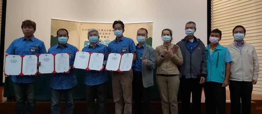台江處與園區周邊養殖漁民簽署推動生態友善棲地營造合作意向書(台江國家公園管理處提供)
