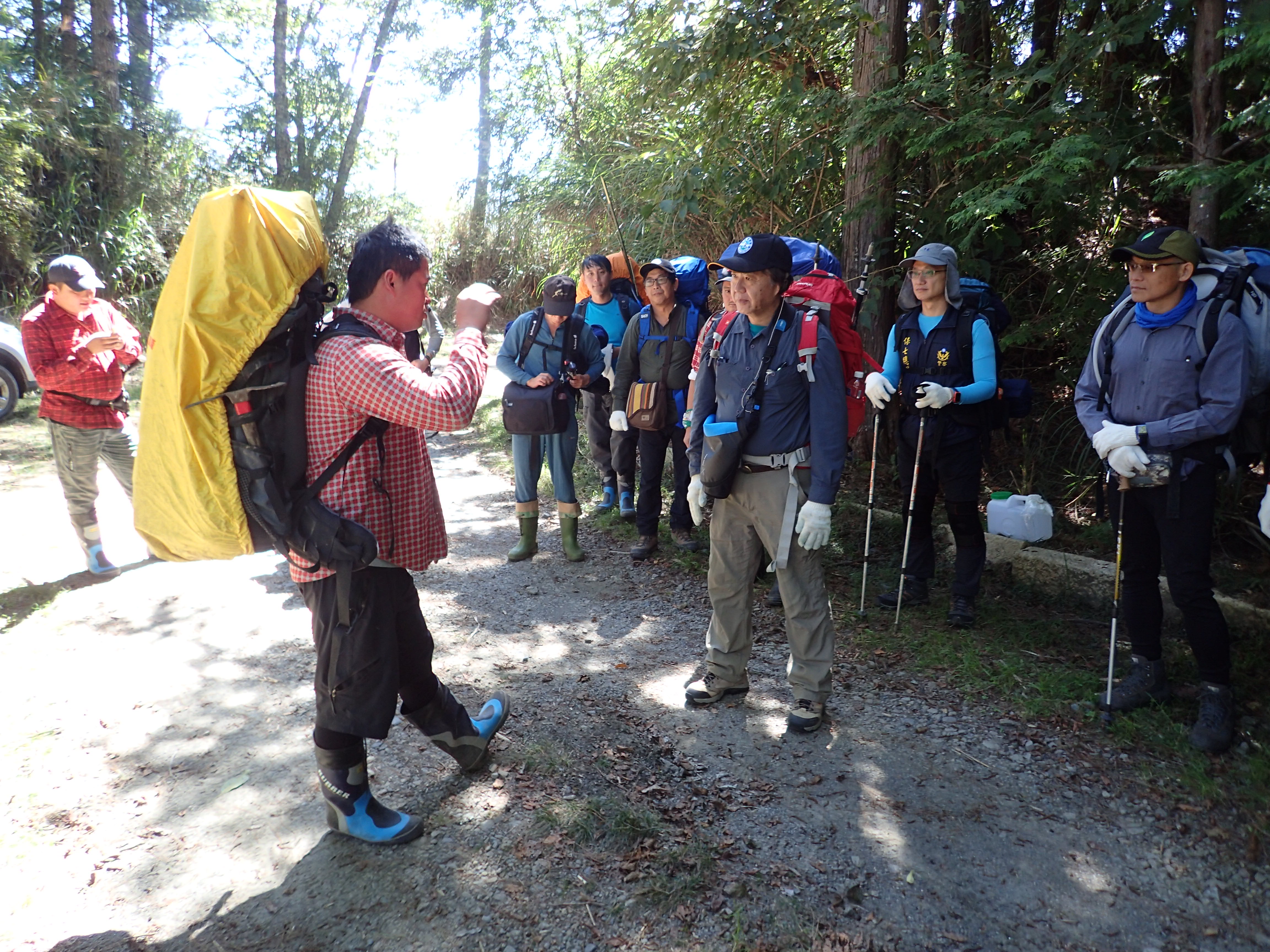 登山隊伍出發前領隊集合所有成員說明此次行程須注意事項(雪霸國家公園管理處提供)
