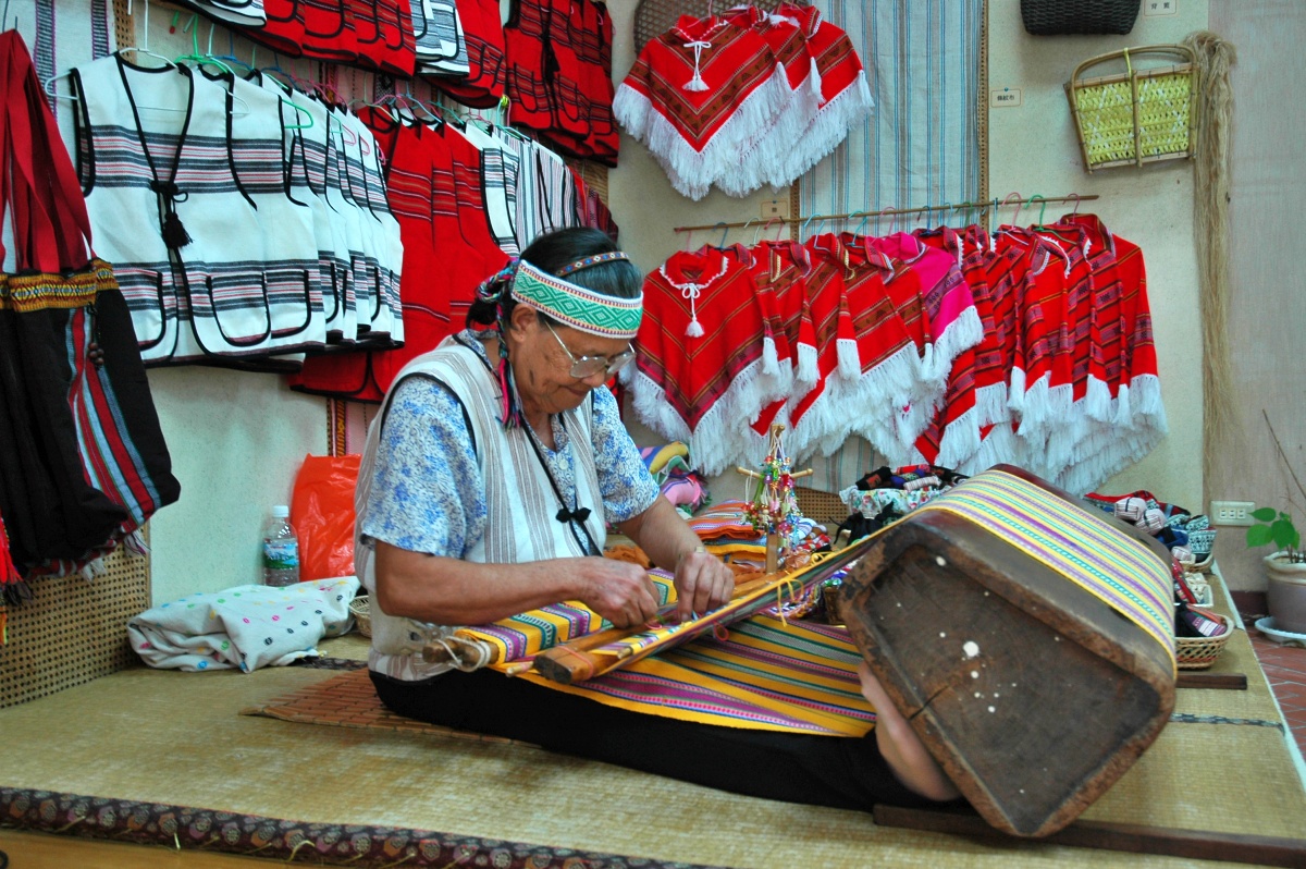 織布是太魯閣族女性的工作，全家大小的衣著、被單，甚至家人去世裹遺體的布，都靠家中的女性紡織(太魯閣國家公園管理處提供)
