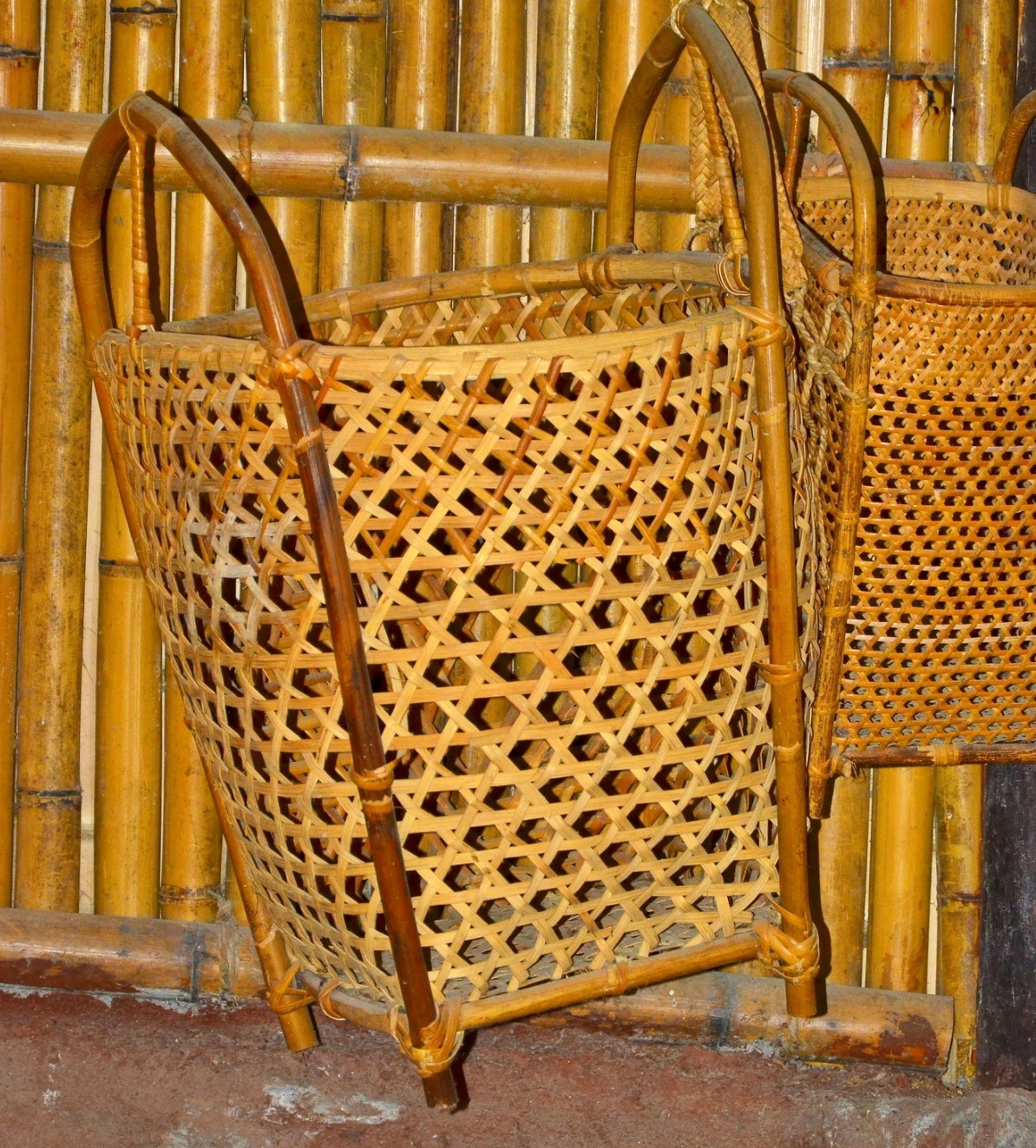 藤編從採藤到編製成品，都由男子一手包辦，最常編成背負東西的背籃(太魯閣國家公園管理處提供)
