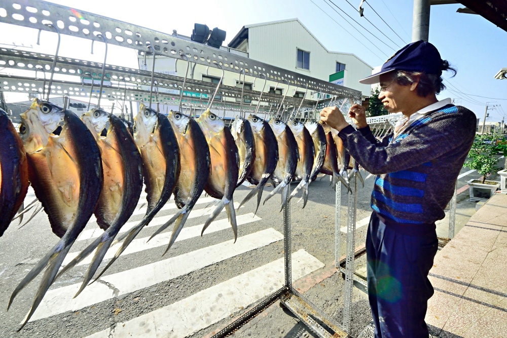 台江地區居民晾曬虱目魚一夜乾(台江國家公園管理處提供)
