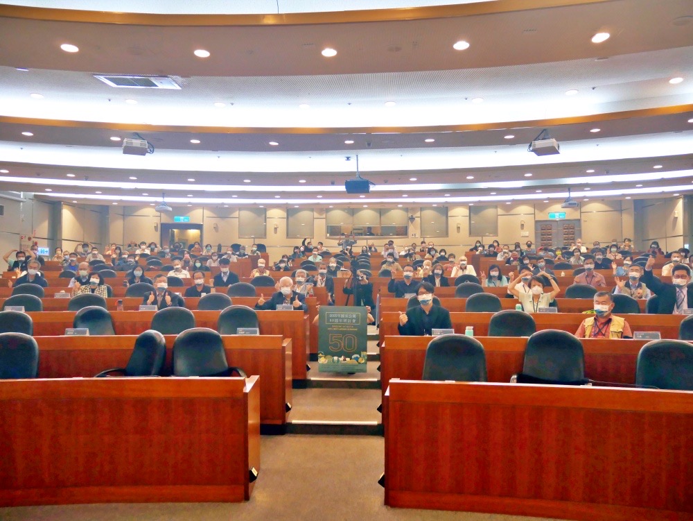 研討會最後，王文誠理事長邀請所有與會者共同發表「臺灣國家公園願景宣言」(國家公園網站編輯小組提供)
