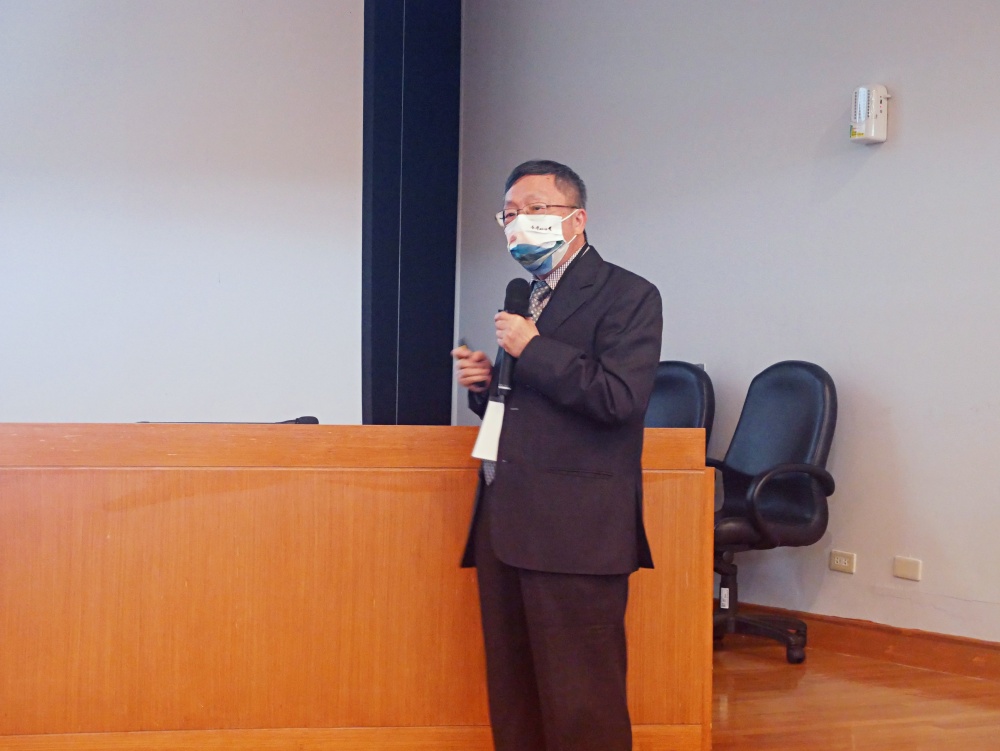 許文龍前署長重新講解張隆盛前署長於民國99年，回顧臺灣國公園發展歷程的簡報檔案(國家公園網站編輯小組提供)
