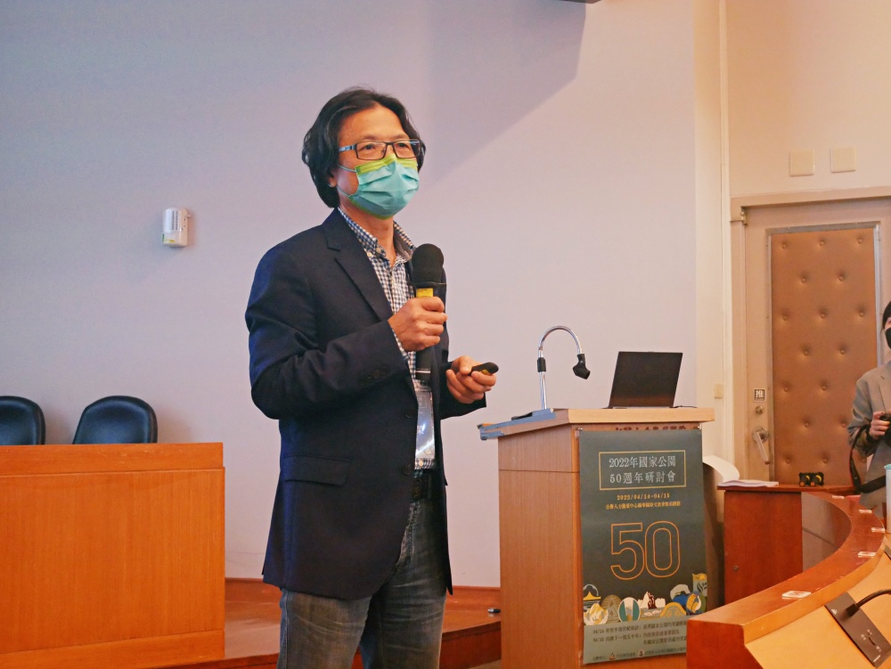 葉俊榮教授講解，從法令推動的時間來觀察《國家公園法》制定的重要性(國家公園網站編輯小組提供)
