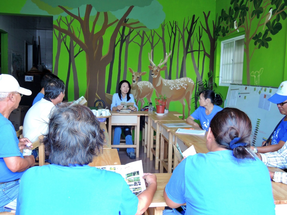 墾管處同仁每月與參與調查的居民開會交流(墾丁國家公園管理處提供)

