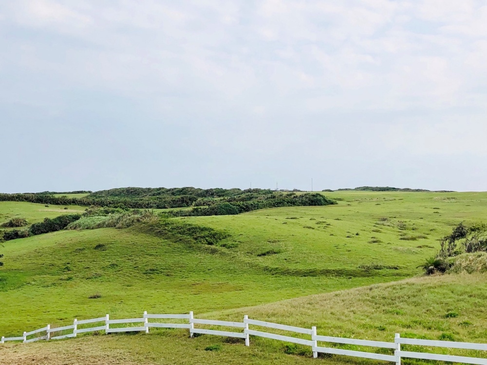 alt-墾丁東海岸一望無際的草原與天空—水蛙窟社區-1
