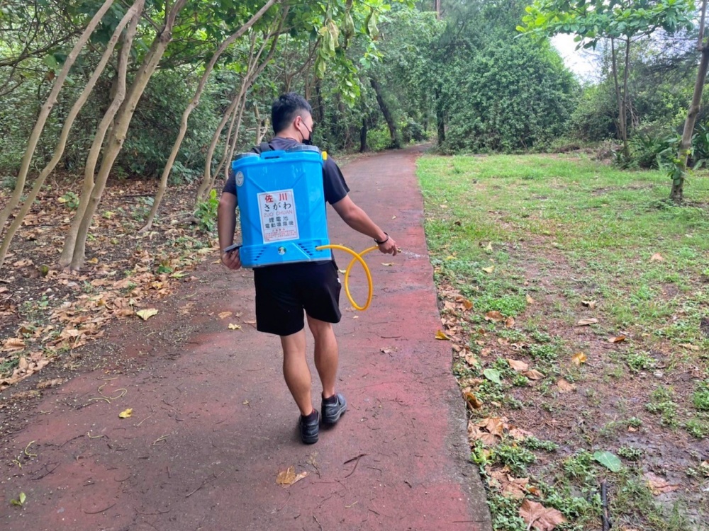 研究團隊人員噴灑液態餌劑
 (國家自然公園管理處提供)

