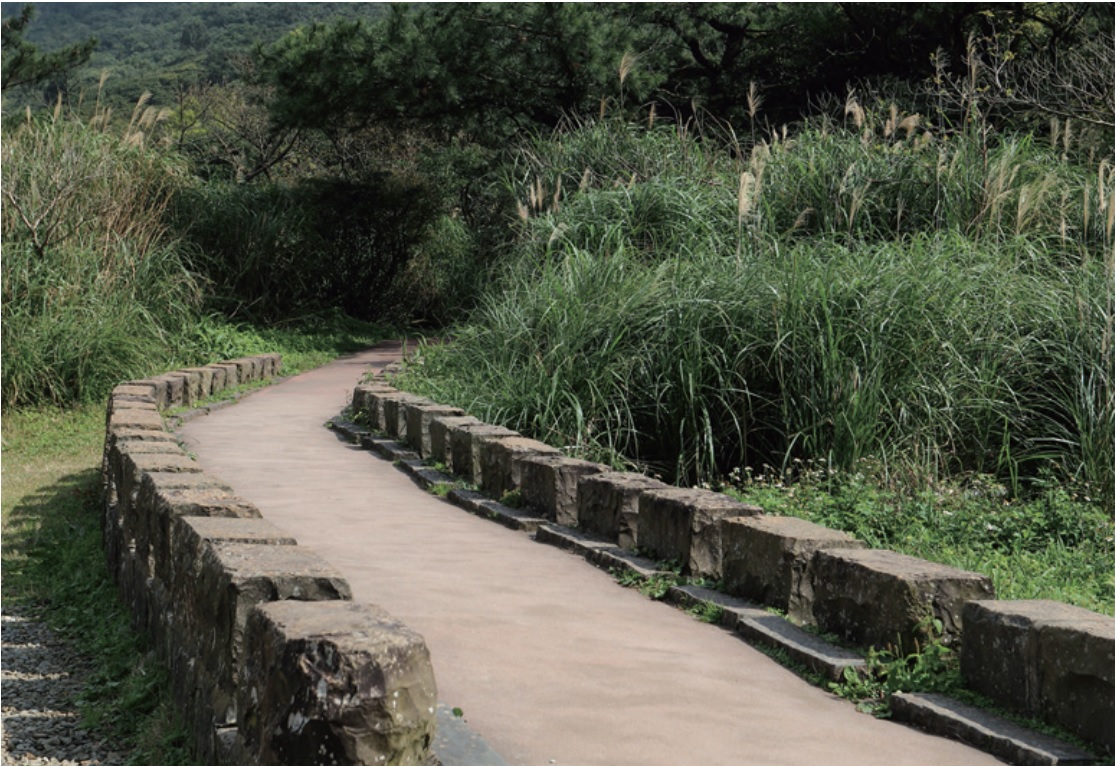 二子坪無障礙步道淨寬約110公分，能容納2位遊客交錯通行
(圖片摘錄「自由自遊」)
