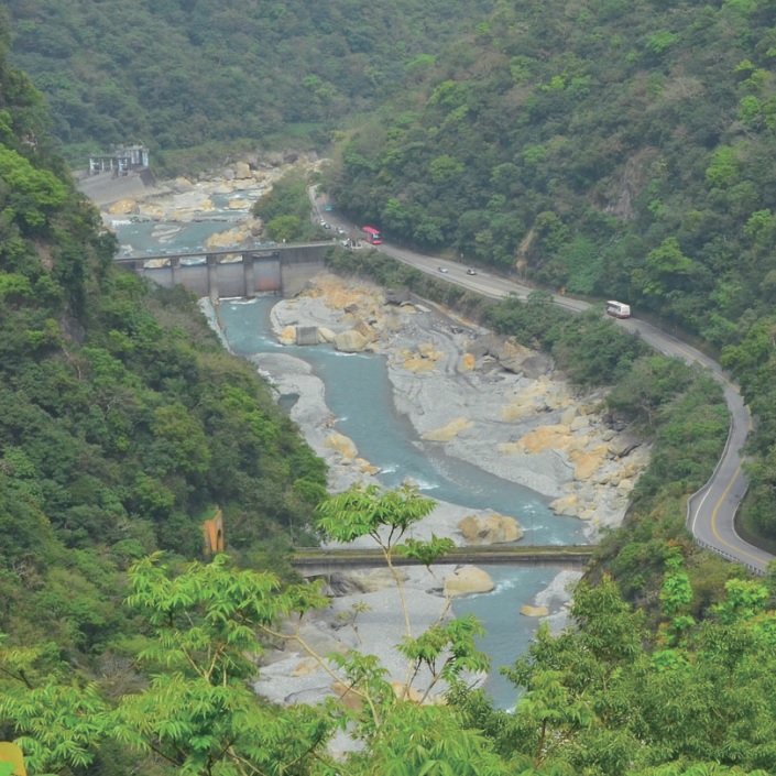 環流丘步道觀景臺俯瞰立霧溪上的溪畔水壩(圖片摘錄「自由自遊」)