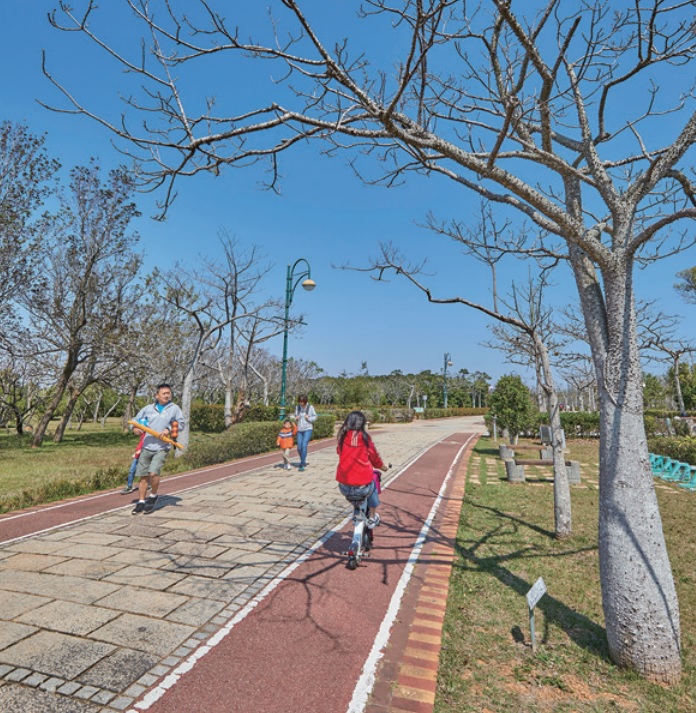 園區內單車道與人行道分開，安全又好走
 (圖片摘錄「自由自遊」)
