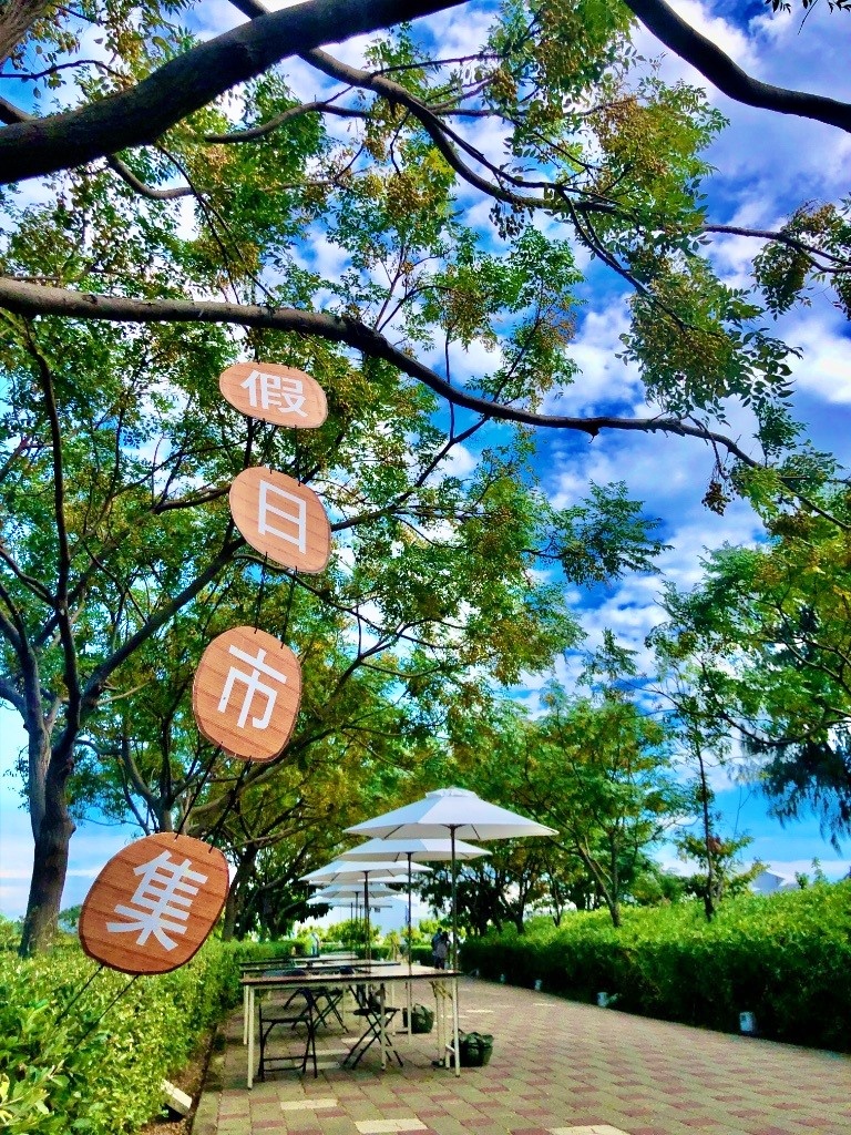 市集原定為遊客中心前廣場，另外增加了林蔭大道場域，3、4月苦楝花盛開時，滿是浪漫氛圍