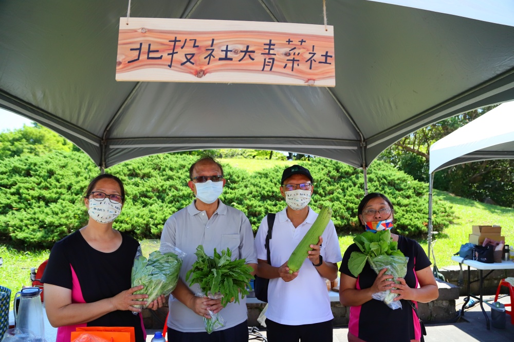 陽管處楊模麟處長與慈心基金會蘇慕容執行長，一同關懷攤位友善農民