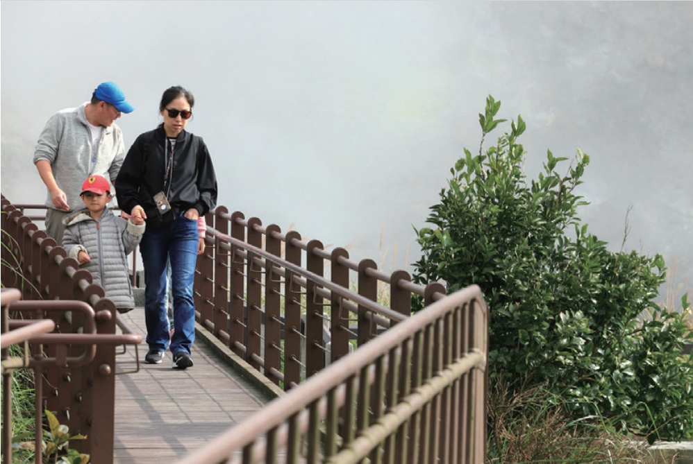 小油坑遊憩區設有無障礙坡道方便身障人士通行