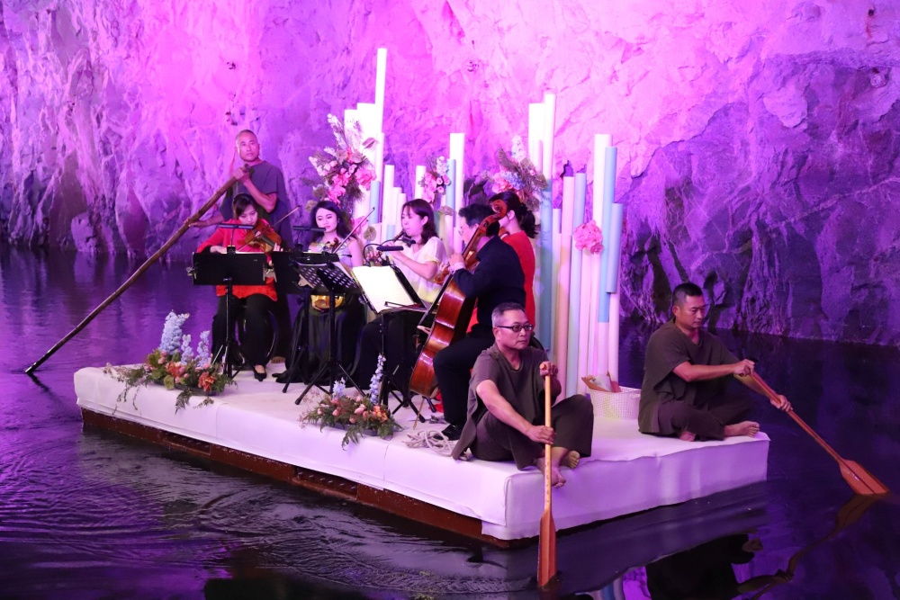 翟山坑道內的花崗石岩壁，有著「天然音箱」的美譽，能夠完美襯托天籟人聲的美妙之處。本圖為坑道音樂節資料照片