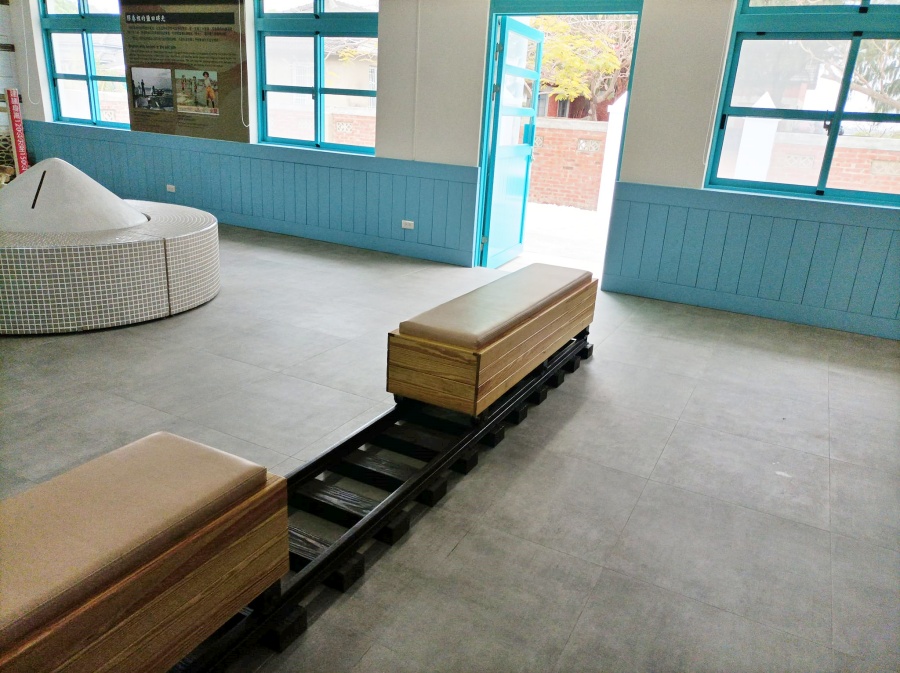 安順吉鹽故事館的椅子下方為鐵軌設計，重現當年運鹽情懷(國家公園網站編輯小組提供)