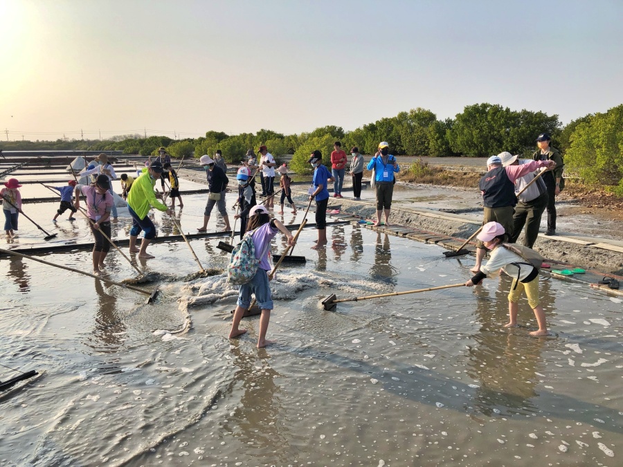 「跟著皇太子遊臺南」之旅，帶領大家挽起袖子曬鹽、吃鹽鹵豆花！(台江國家公園管理處提供)