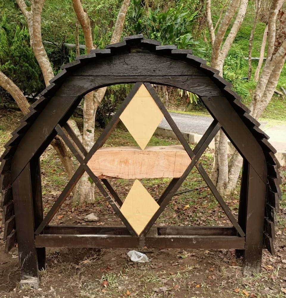 「蜂旅館」融入太魯閣族的木雕造型、原住民圖騰等元素，營造出濃濃的部落氛圍(太魯閣國家公園管理處提供)
