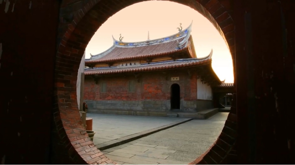 中國傳統建築最突出的特點就是屋頂。透過屋頂構造，可以增大建築物的聲勢，所以特別重視屋頂的設計(金門國家公園管理處提供)