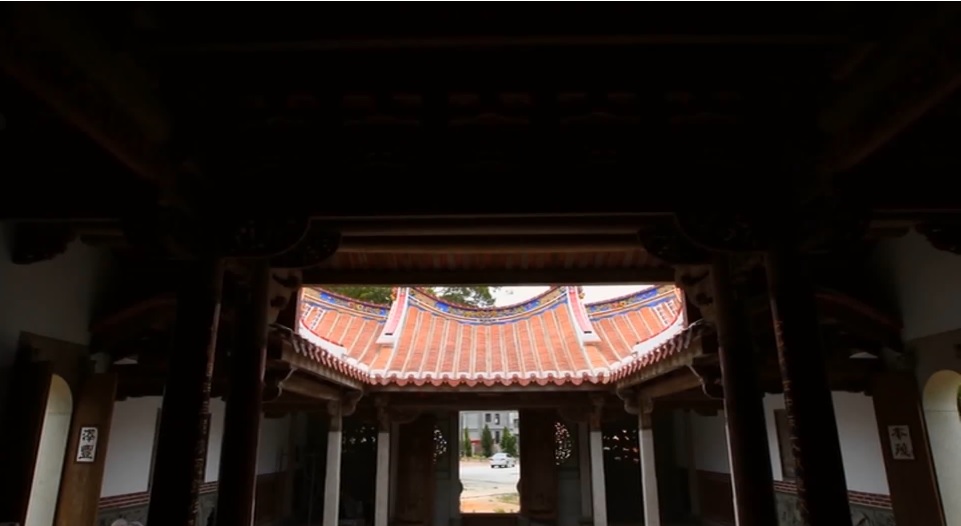 任何建築細節都和禍福吉凶密切相關，例如從正廳佛龕的位置往前落屋脊上方看出去，必須要能看到天空，稱為見白(金門國家公園管理處提供)