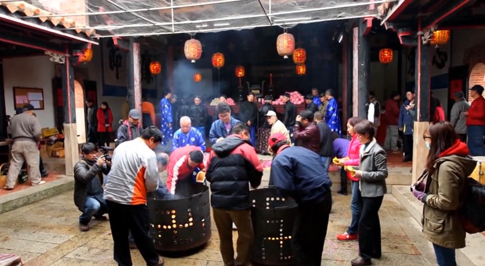 宗祠在格局上與民居建築沒有太大的差別，但是宗祠的天井規模會大一點，形成通透的空間，以滿足祭祀的需要(金門國家公園管理處提供)