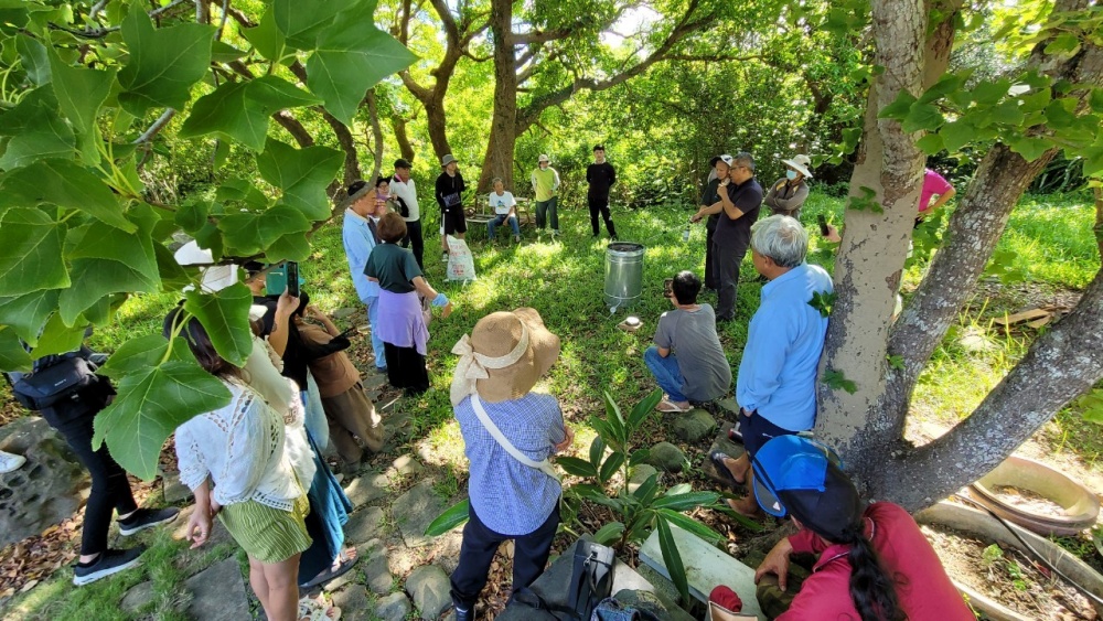 30小時以上的友善農業知能課程，希望透過課程引導，建立農友良好的人與土地關係。本圖為老師教導小農如何將農地廢棄物轉變成再生能源
