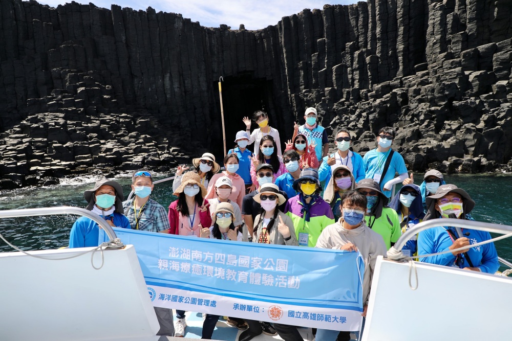 西吉嶼透天海蝕洞-灶籠，令參訪的民眾讚嘆不已(海洋國家公園管理處提供)