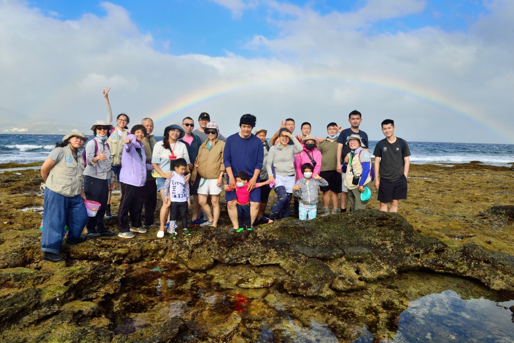 墾管處「藍海波光映潮間」活動，邀民眾一起到潮間帶探秘，漫步在平緩的珊瑚礁海蝕平臺上尋寶(墾丁國家公園管理處提供)
