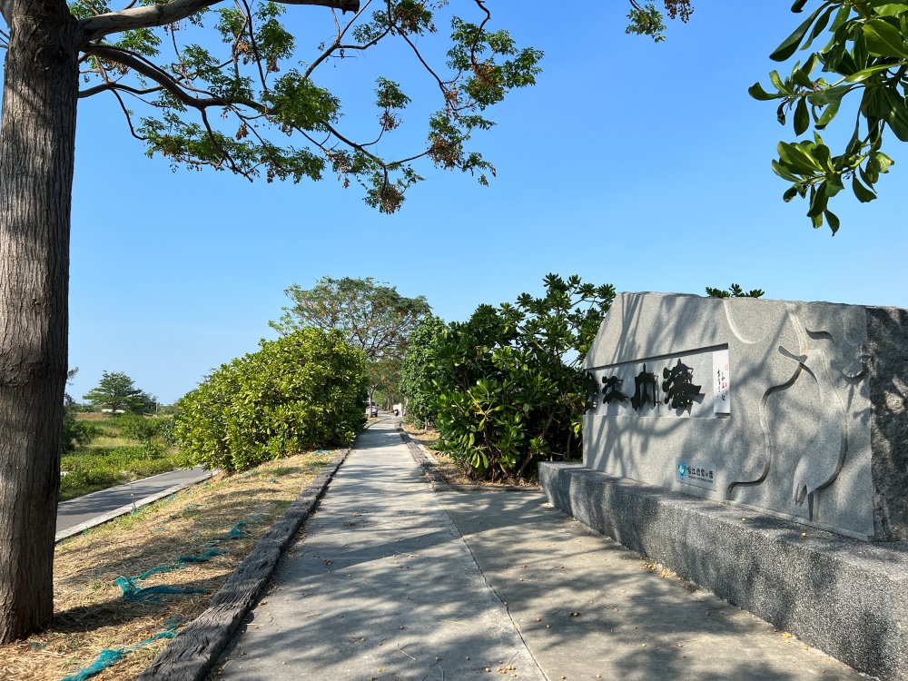 水岸綠道途中豎立台江內海石碑，敘說著台江內海歷史地理變遷(台江國家公園管理處提供)
