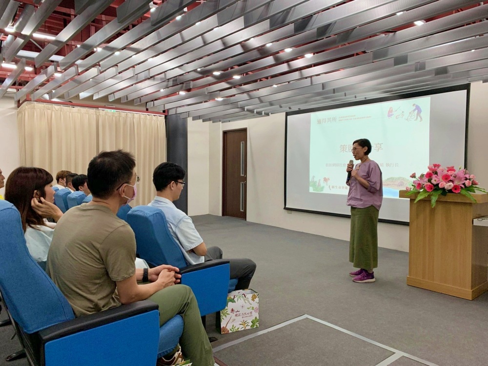 展覽開幕當天，策展人劉偉蘋分享策展理念(國家公園自然管理處提供)
