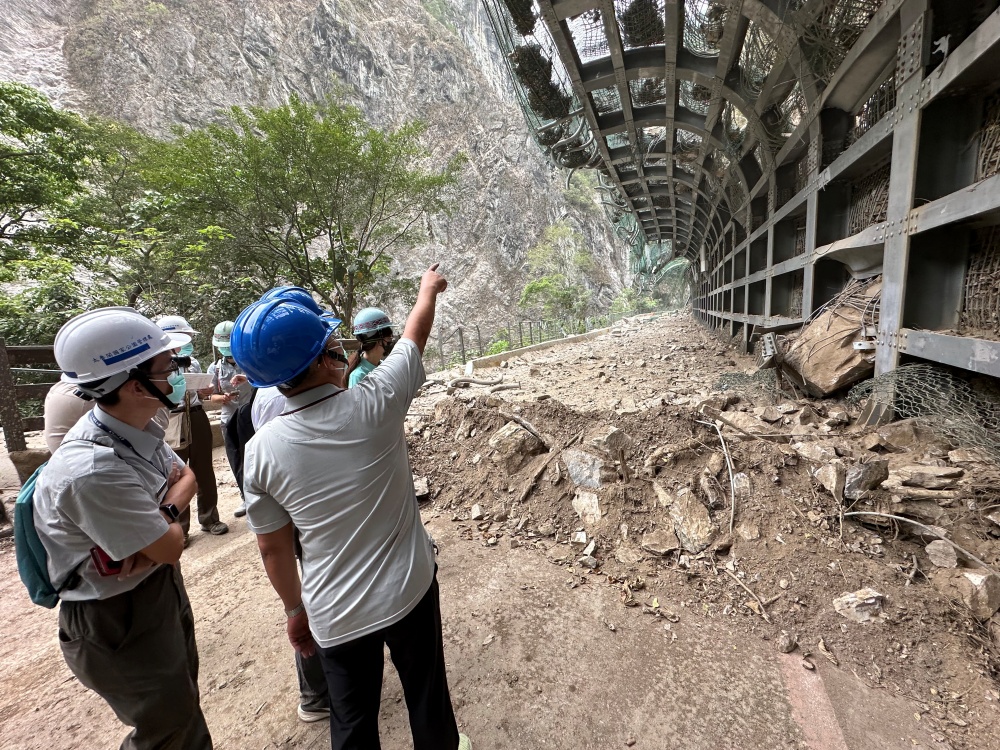 Professor Li suggested overcoming the situation through engineering and reducing the possibility of tourists stopping briefly on the way. To avoid being exposed to the risk of rockfall and collapse. This picture shows the situation of disaster investigation after the 0403 earthquake.<br />(Provided by Taroko National Park Management Office)