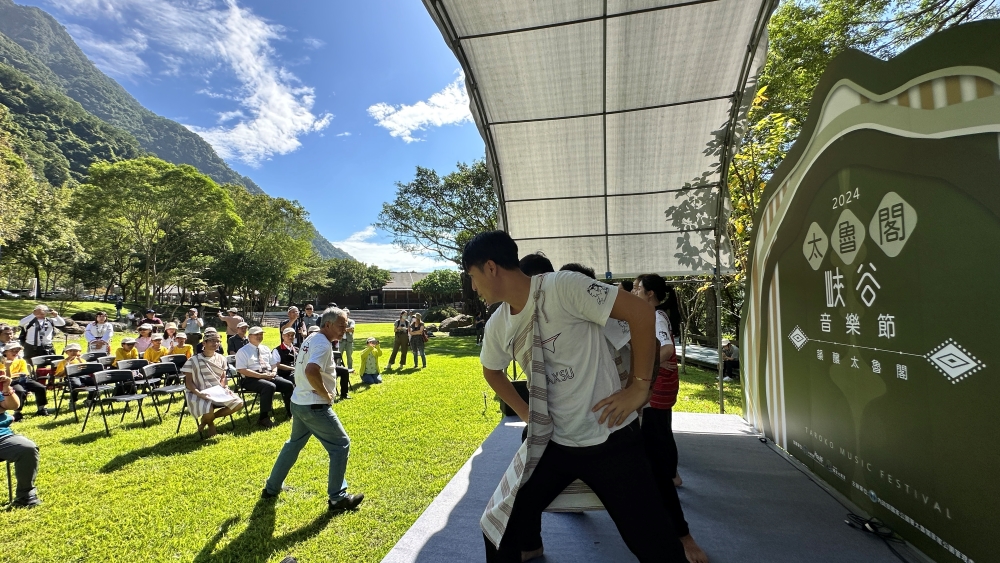 太管處力推社區夥伴合作，從太魯閣連結到周邊社區，<br />推動社區小旅行、環境解說等活動，例如舉辦峽谷音樂節等，<br />藉活動引領遊客走訪社區，以活絡在地經濟。<br />本圖為山月村原住民團體於記者會進行歌舞表演<br />(太魯閣國家公園管理處提供)